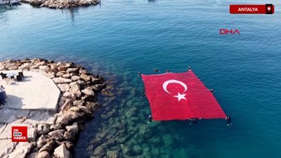 Antalya'da denizde Türk bayraklı 15 Temmuz farkındalığı
