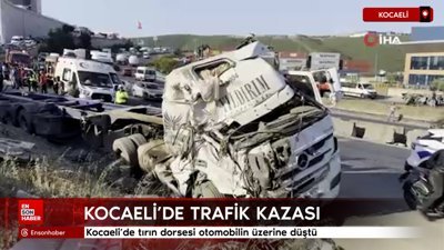 Kocaeli'de tırın dorsesi otomobilin üzerine düştü