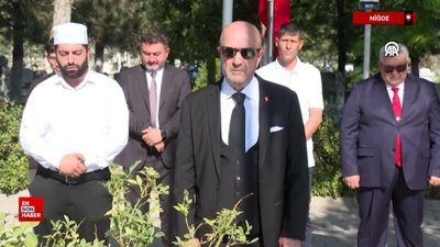 Zekai Aksakallı, Niğde'de şehit Ömer Halisdemir'in mezarını ziyaret etti