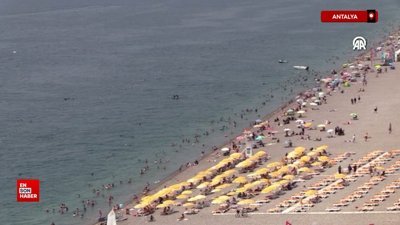 Antalya'da yüksek nem ve sıcaktan bunalanlar sahilleri doldurdu