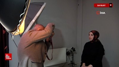 Bayburt'ta babasından devraldığı fotoğrafçılık mesleğini aşkla sürdürüyor
