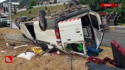 Isparta'da minibüs devrildi