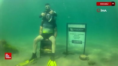 Kocaeli'de müşterisini denizin altında tıraş etti