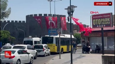 Diyarbakır surlarına MHP ve Türk bayrakları asıldı