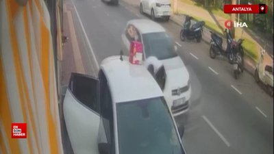 Antalya'da otomobilden malzeme indiren market çalışanına araba çarptı
