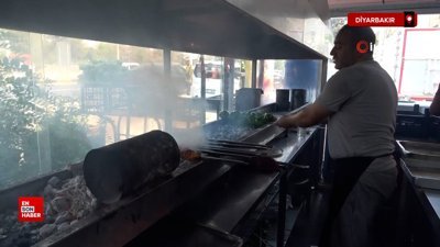 Diyarbakır’da ciğer ustaları sıcak havaya rağmen ocakbaşından ayrılmıyor