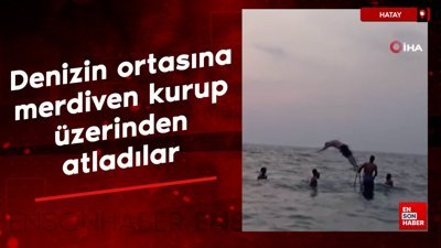 Hatay'da denizin ortasına merdiven kurup üzerinden atladılar