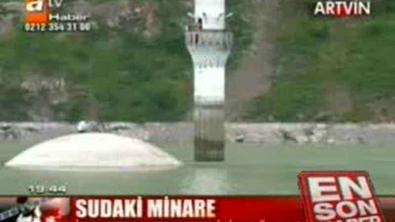 Su altındaki Camide Ezan okuyor