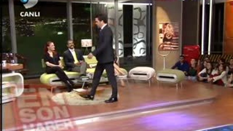 Beyaz'dan canlı yayında anne gafı