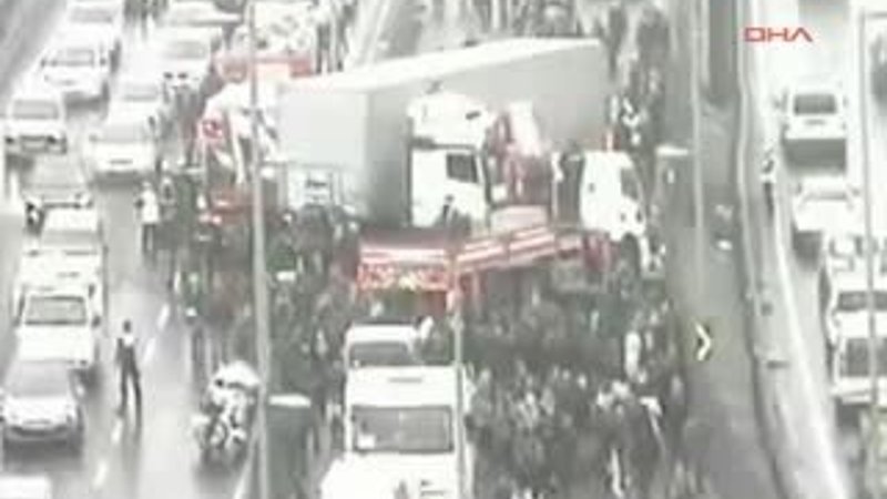 İstanbul'da metrobüs yoluna TIR girdi