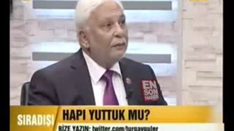 Canlı yayında ellerinden su akıttı