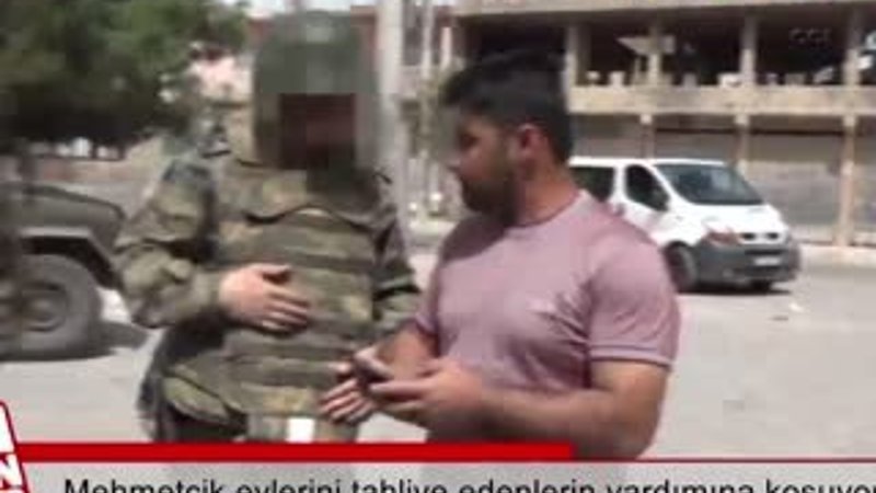 Mehmetçik evlerini tahliye edenlerin yardımına koşuyor