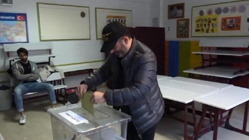 Cem Yılmaz Referandum oyunu kullandı