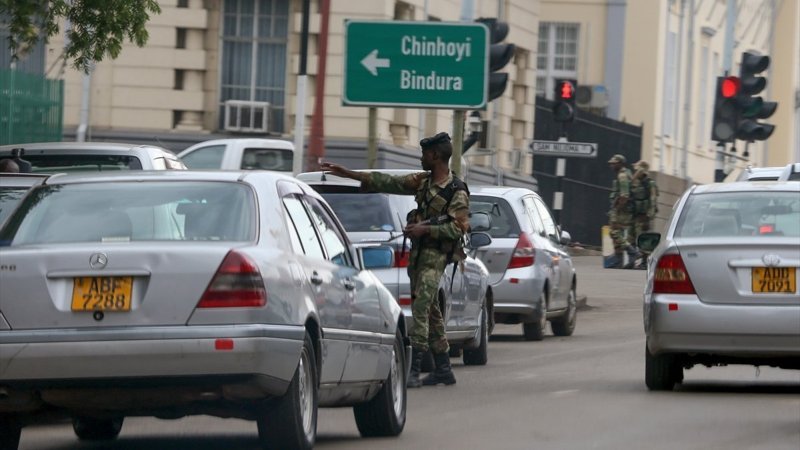 Zimbabve sokaklarında askeri araçlar