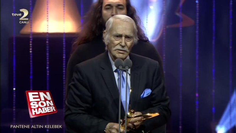 Harun Kolçak'ın ödülünü alan Eşref Kolçak ağlattı