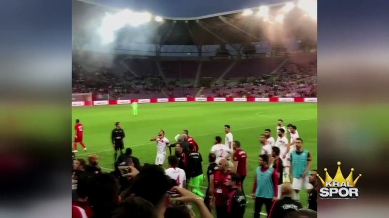 Cenk Tosun'dan taraftara boğaz kesme hareketi