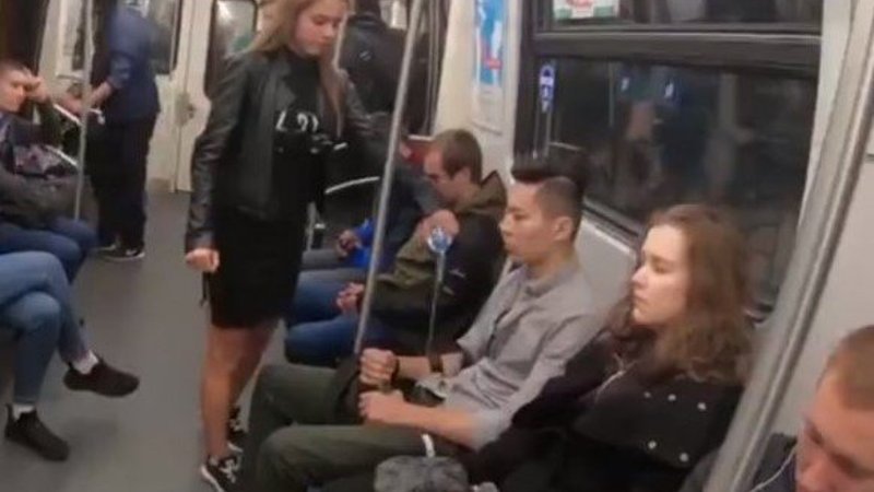 Bacaklarını yayarak oturanları cezalandıran Rus kadın