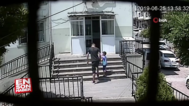 Çocuğun elinden cep telefonunu çaldı