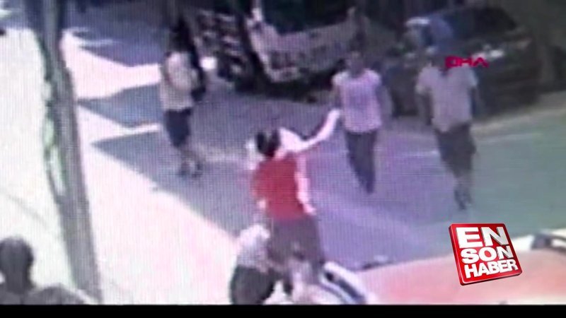 Apartman önünde oyun oynayan çocuğa dayak