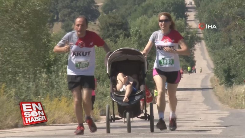 Dostluk koşusuna bebekleriyle katıldılar