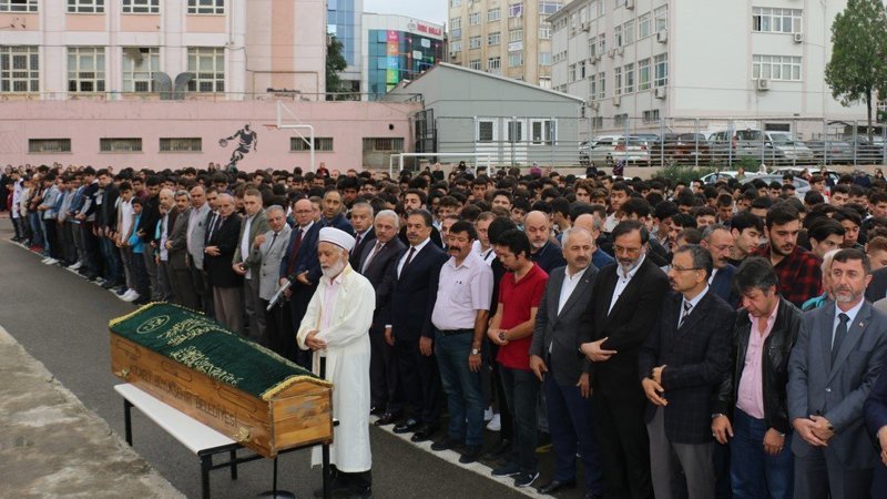 Öğrencilerinden depremde kalp krizi geçiren öğretmene veda