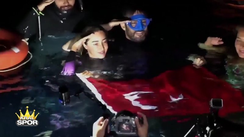 Şahika Ercümen dünya rekoru kırdı asker selamı verdi