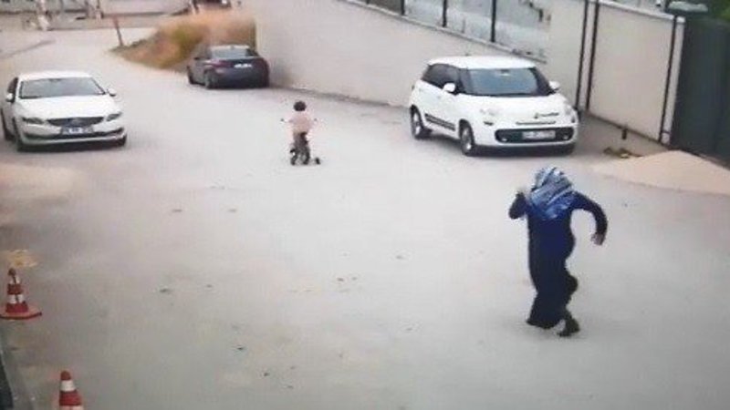 Yokuş aşağı hızlıca giden minik kızın annesi şoka girdi