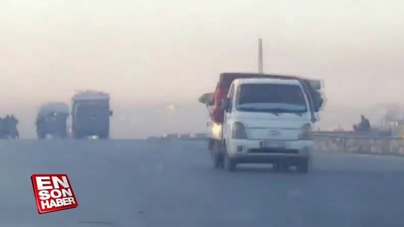 İdlib'de siviller Türkiye'ye göç ediyor