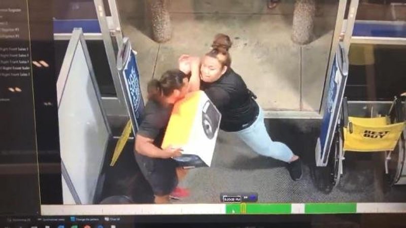 ABD'de mağaza çalışanı kadının soyguncuyu durdurma anı