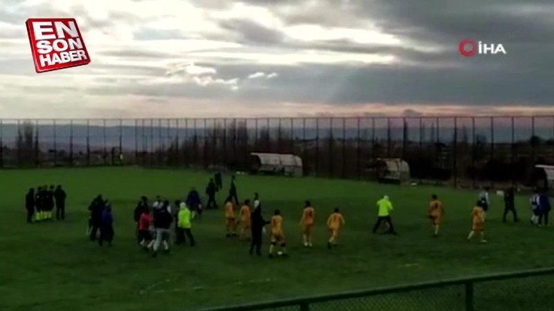 Futbolcular sahada tekme-tokat kavga etti, polis havaya ateş açtı