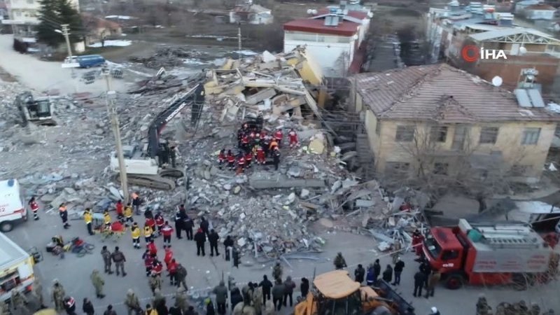 Gezin köyünde yıkılan bina havadan görüntülendi