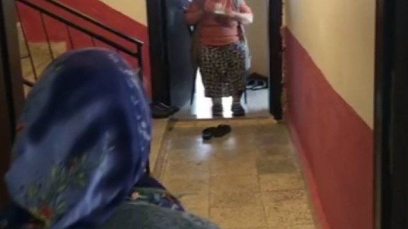 Koronavirüs nedeniyle kahvelerini kapının önünde içtiler