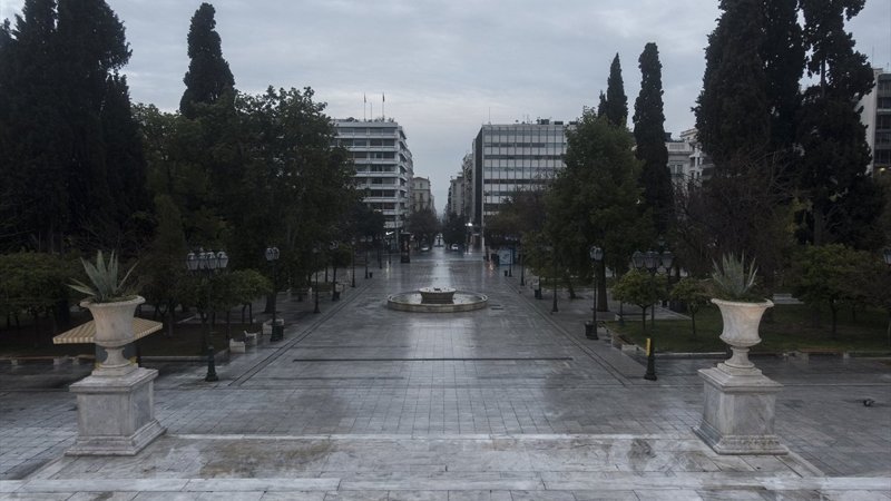 Yunanistan'da sokağa çıkma yasağı başladı