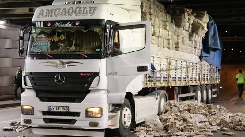 İzmir'de tır alt geçide sıkıştı