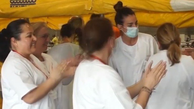 Madrid'de iyileşen koronavirüs hastası alkışlarla uğurlandı