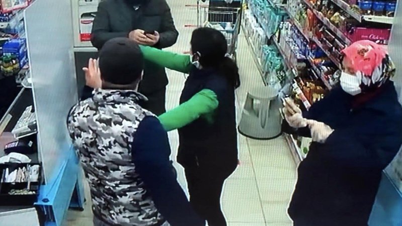 Esenyurt'ta maske yasağına uymayarak alışveriş yaptı