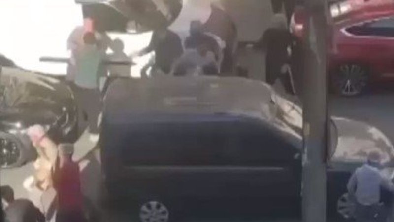 Esenler'de fırıncılar sokak ortasında birbirine girdi 