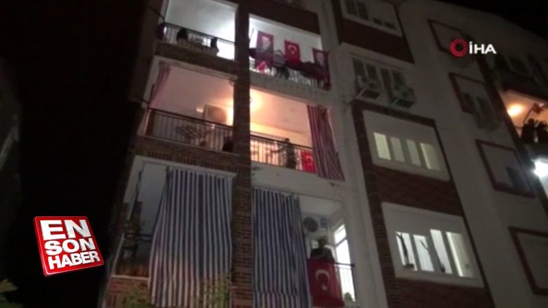 Müzik öğretmeni, mahalleliyi türkü ve marşlarla coşturdu