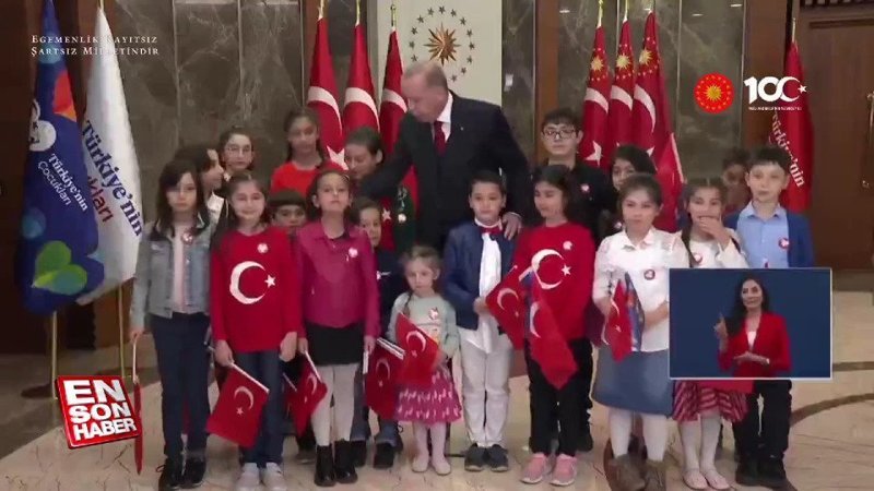 Erdoğan, İstiklal Marşı'nı çocuklarla okudu