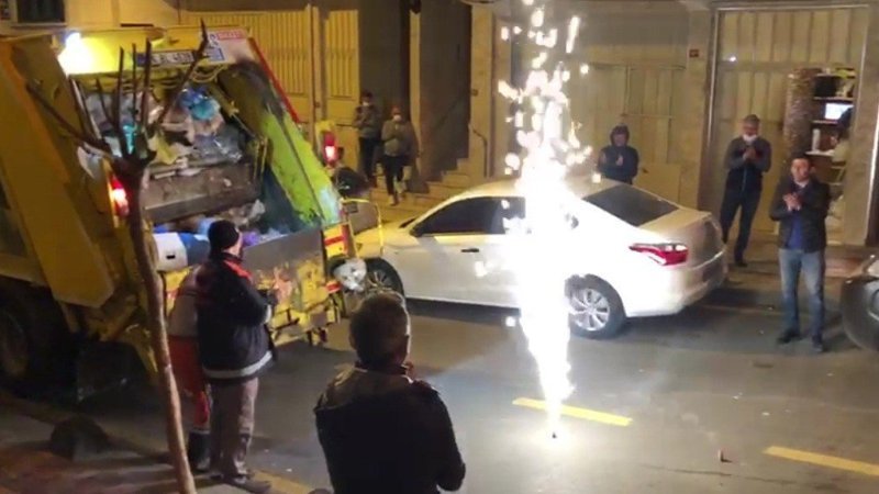 Esenler’de vatandaşlardan temizlik görevlilerine sürpriz 