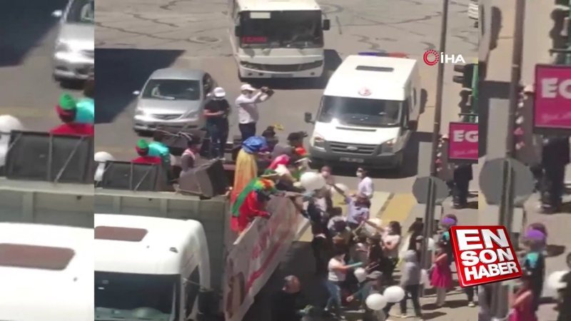 Uşak'ta ücretsiz balon izdihama neden oldu