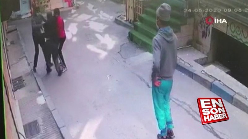 Beyoğlu'nda yaşlı adamın gasbedilme anları görüntülendi