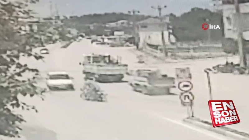 Bursa'da otomobille çarpışan motosikletli yaralandı