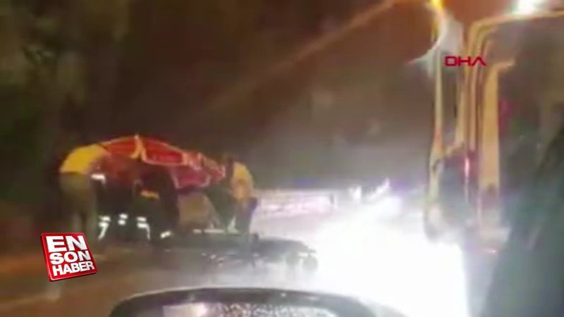 Bursa'da kaza yapan sürücüyü şemsiyeyle korudular 