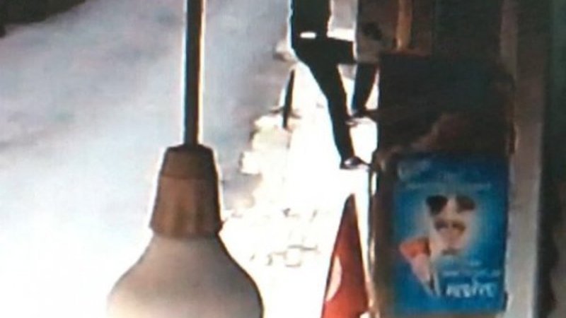 Fatih'te camdan bilgisayar atarak hırsızlık kamerada