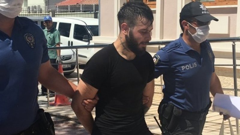 Konya'da kuyumcunun otomobilinden para çalındı 