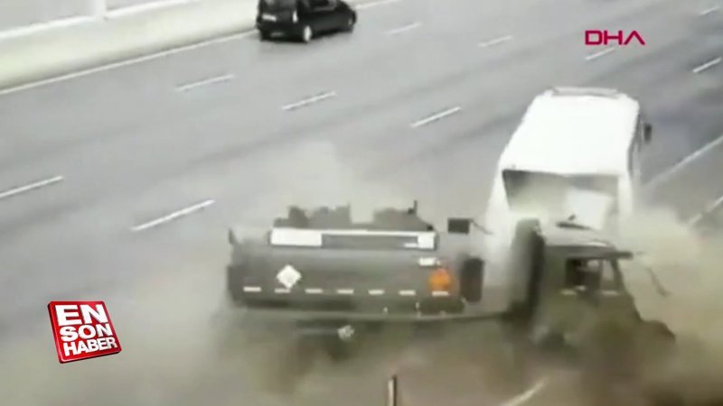 Rusya’da yakıt tankeri, yolcu otobüsüne çarptı