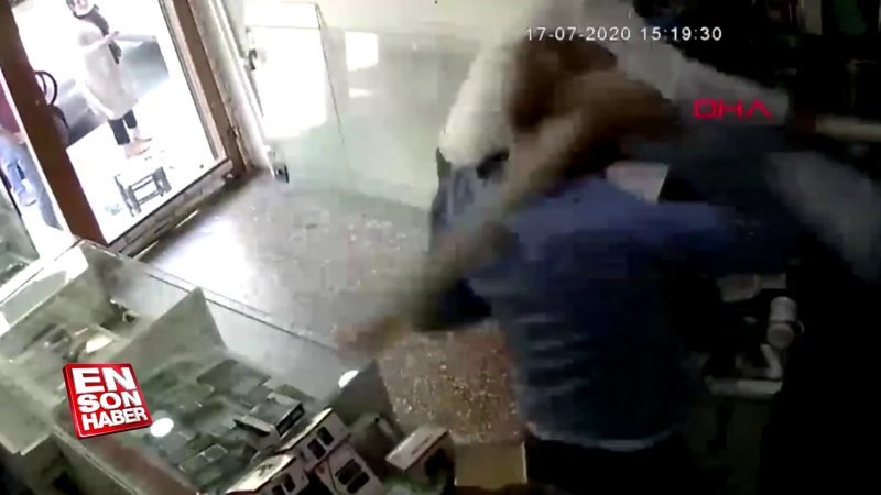 Siirt'te telefoncuya sopalı saldırı 