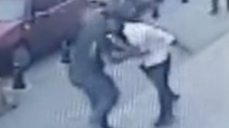 Kadıköy'de bıçakladığı arkadaşını darbetti