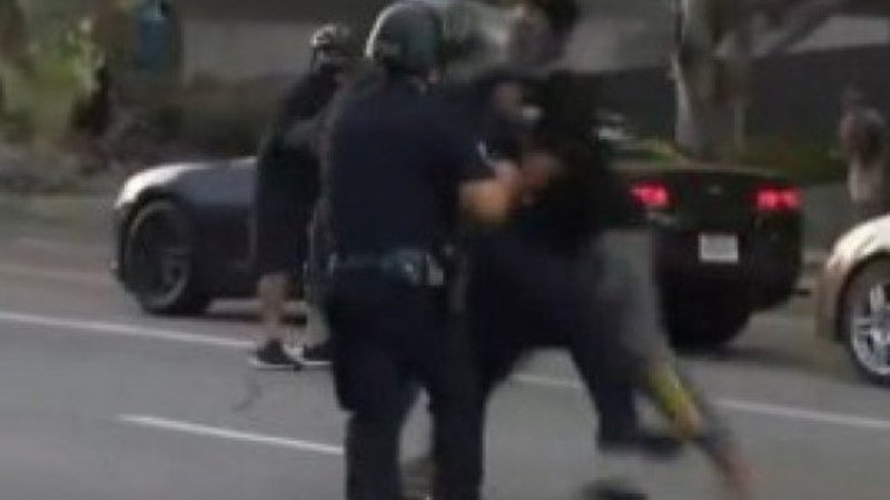 ABD’de protestocu, polisi yere yıkınca ortalık karıştı